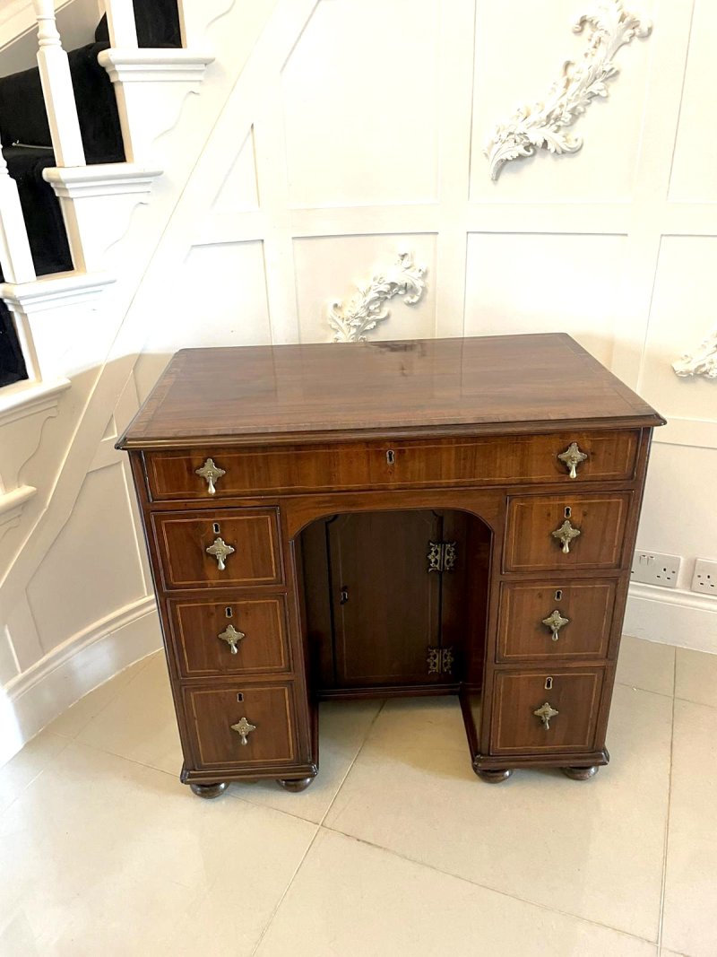 Antique George III Quality Walnut Kneehole Desk - Image 4